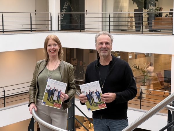 Peter en Olga op kantoor met het nieuwste magazine van Lage Weide in de hand