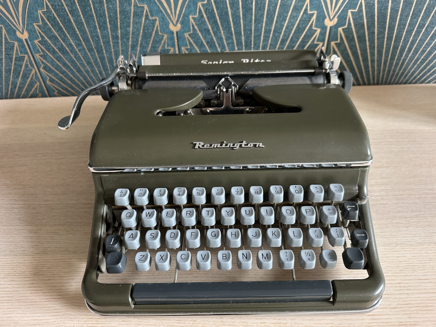 Groene Remington-typemachine op een bureau